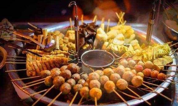 出来吃夜宵顺便吃瓜,边吃边“瓜”的欢乐时光